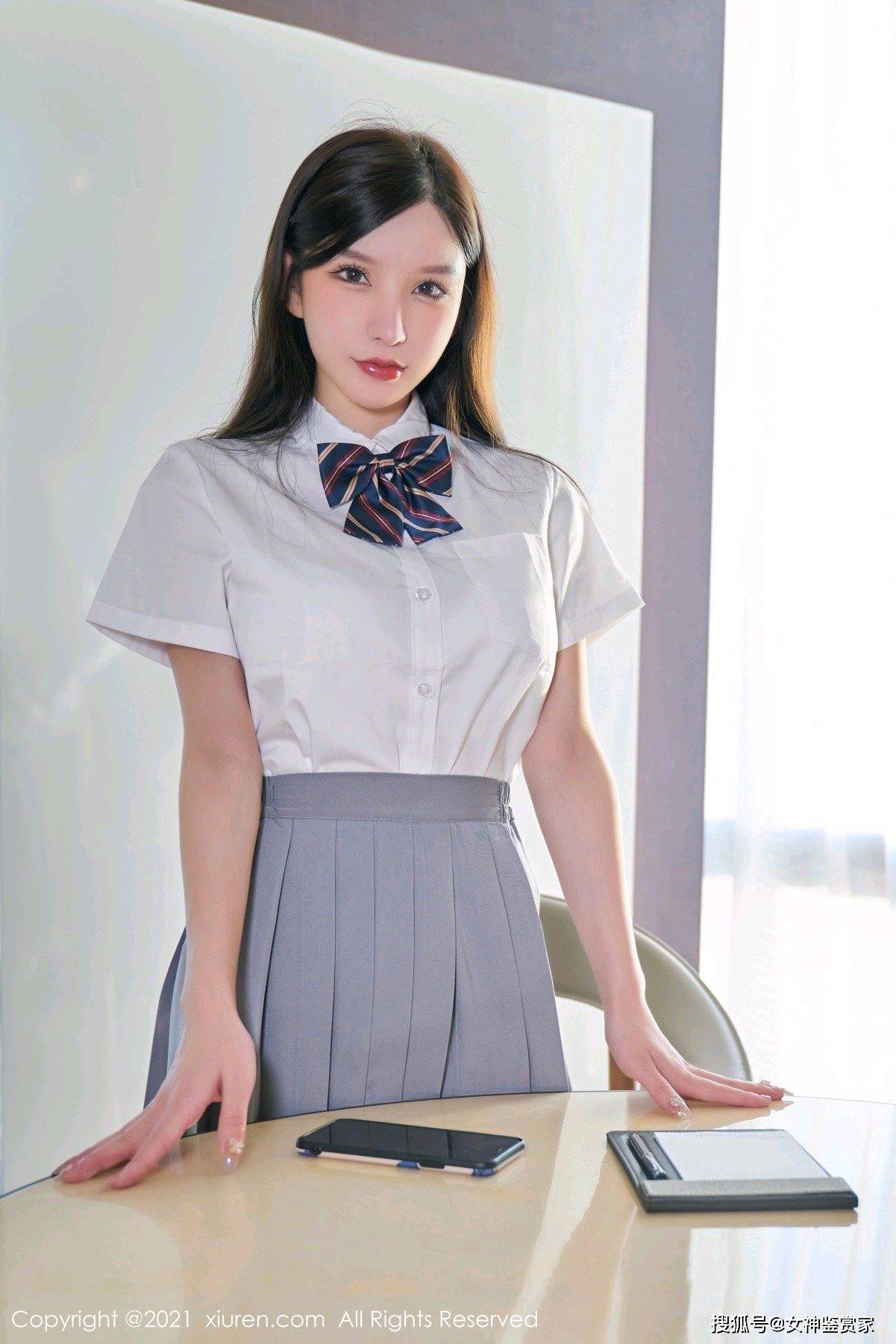 让周于希的一组jk制服写真带你重温那段美好的青春岁月吧