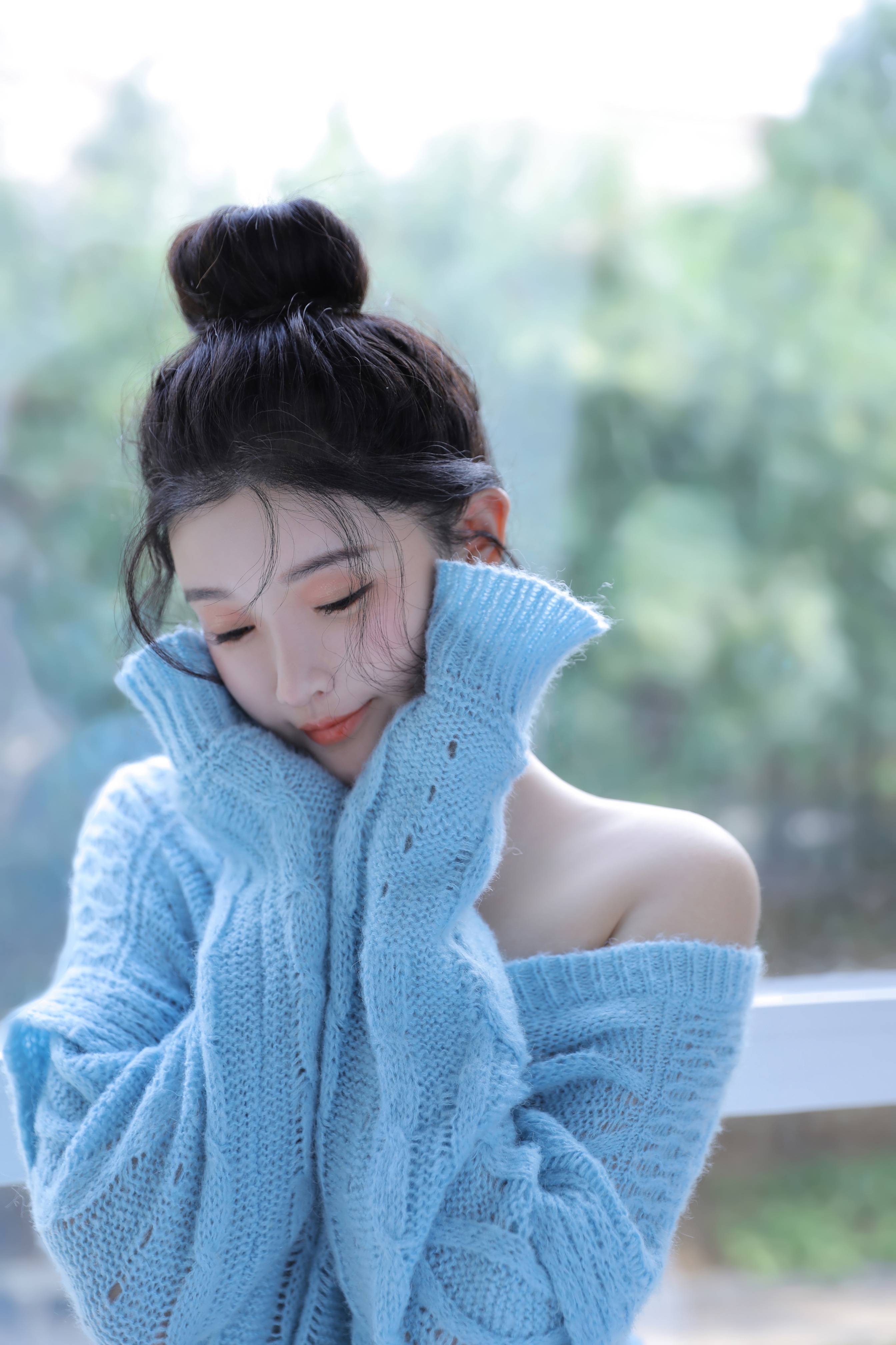 近日,知名女星孙心娅拍摄了一组蓝色时尚写真,此次时尚大片,一席天空