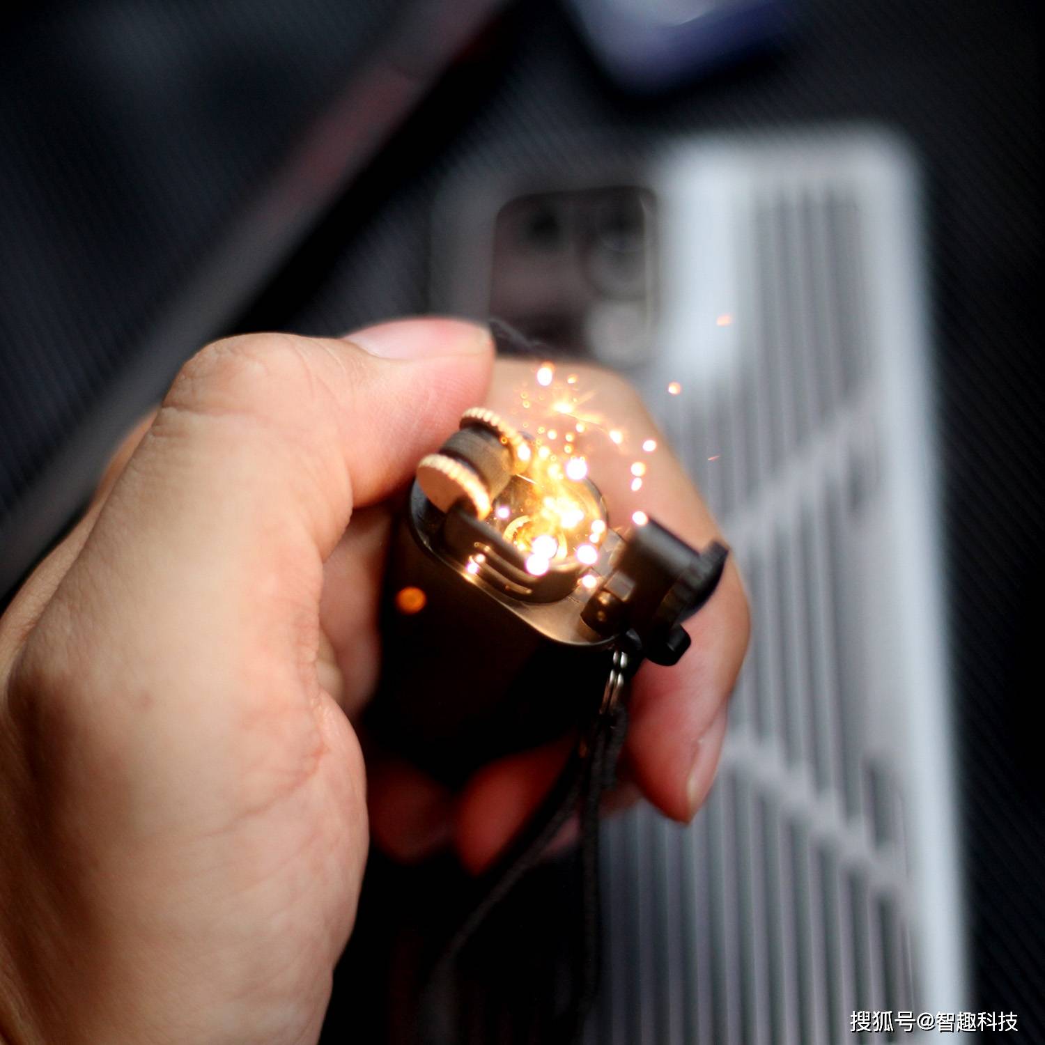 原创男人最爱的打火机打火的瞬间太炫了