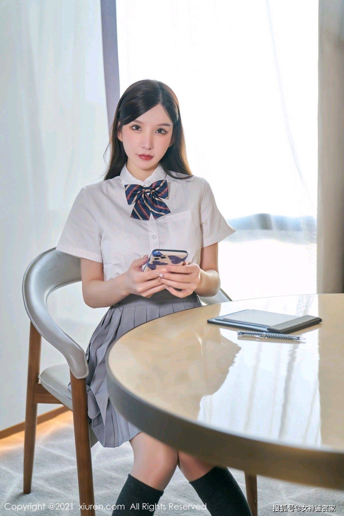 让周于希的一组jk制服写真带你重温那段美好的青春岁月吧