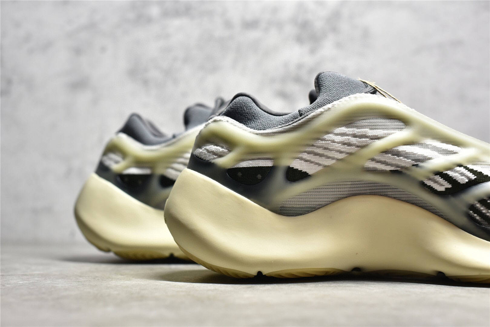 阿迪达斯adidasyeezy700v3fadesalt椰子黑白灰渐变复古老爹鞋