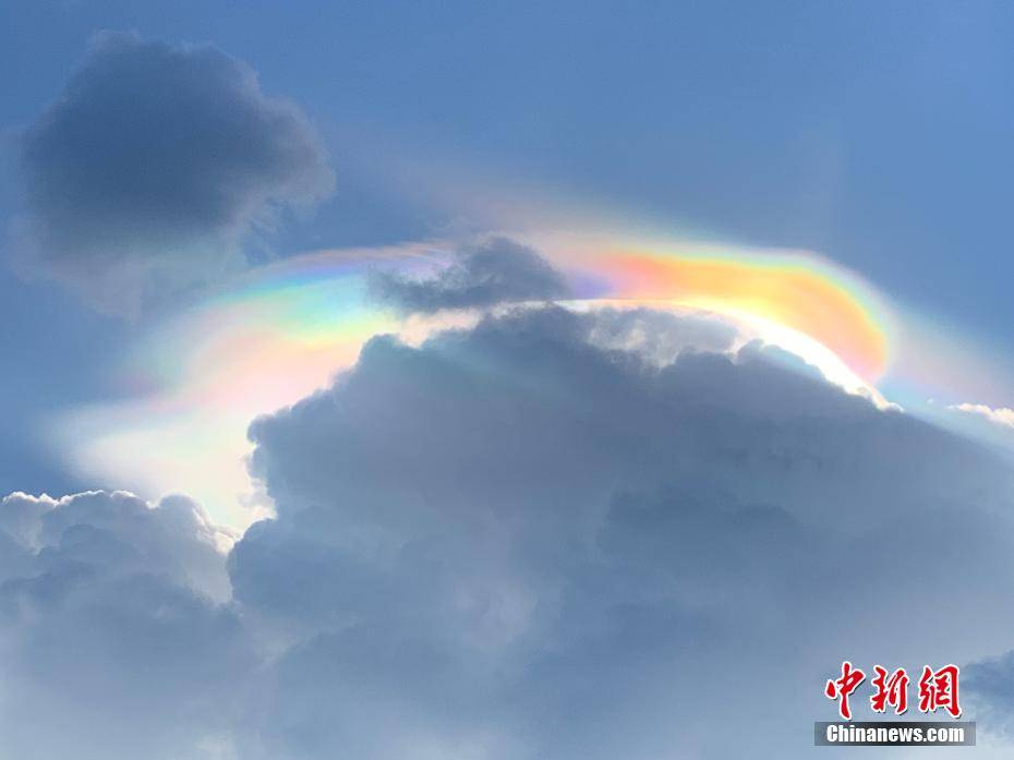 云南宁洱上空出现七彩祥云形似帽子
