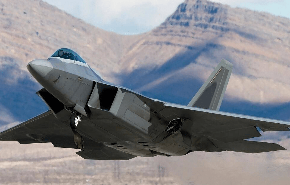 f-22战斗机_美军航母上一架战机被吹入海中_隐身性_世界