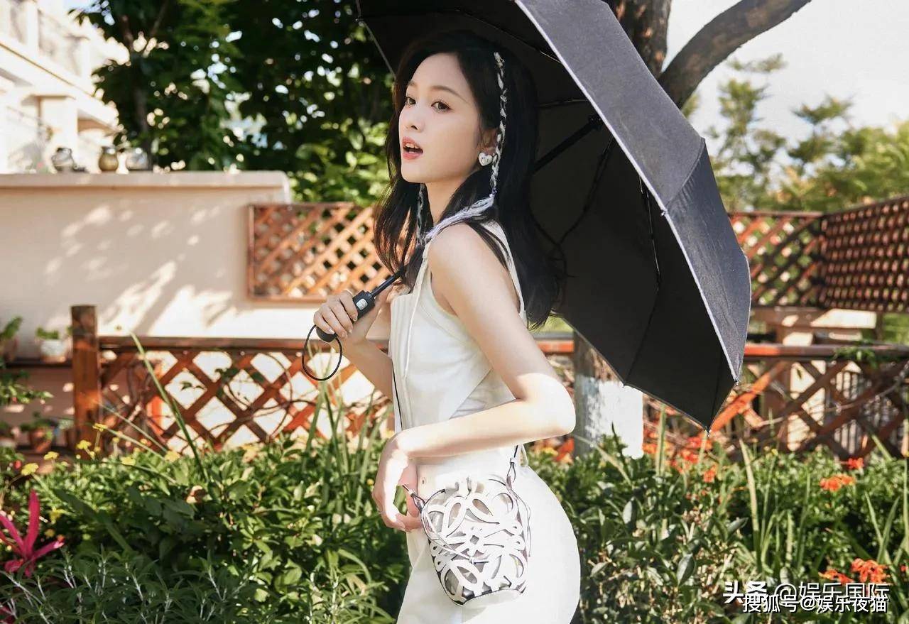 吴宣仪白色系编发造型出镜甜美可人清新而不失性感