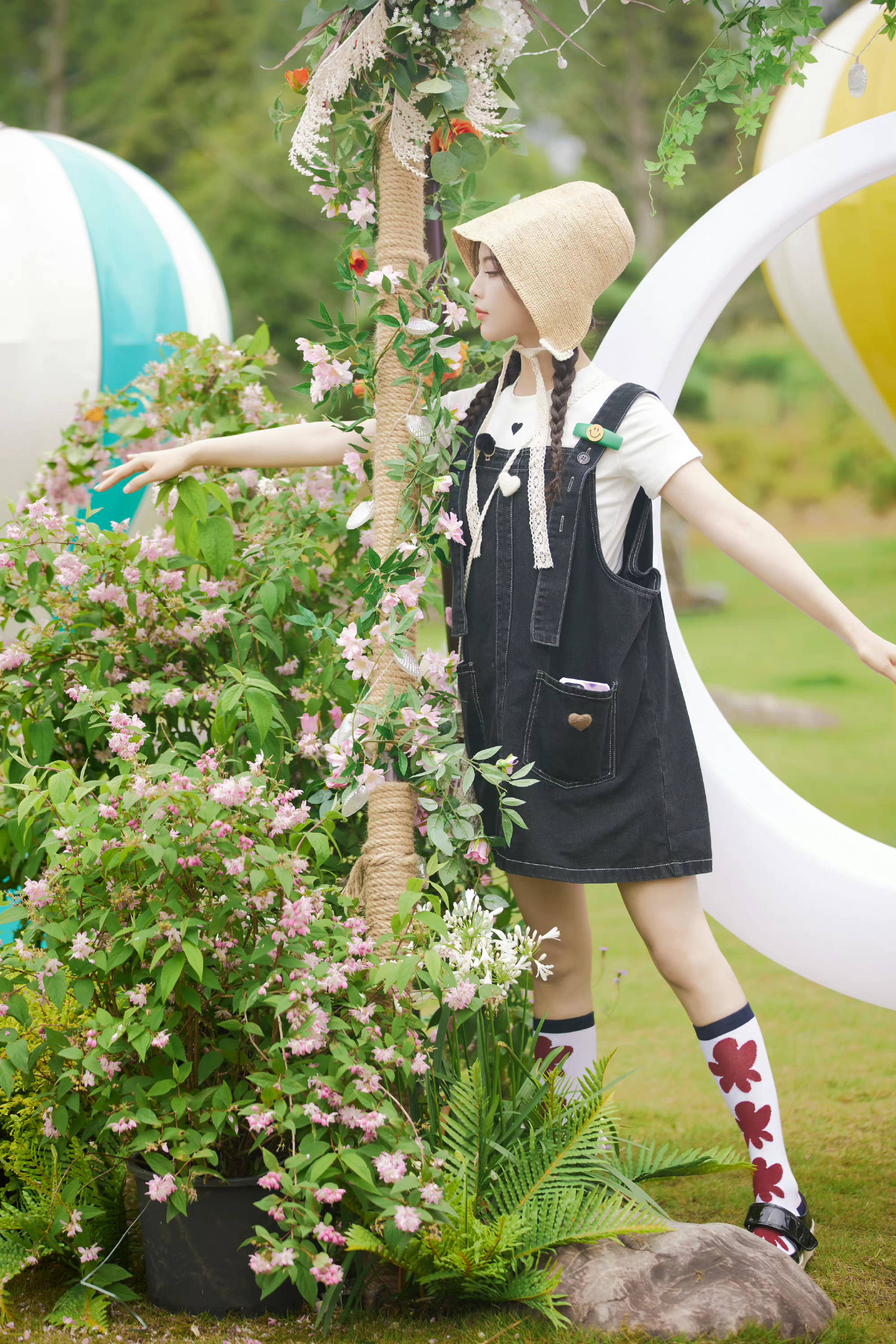 杨超越扎马尾录综艺清纯可爱 穿短裙秀长腿超元气