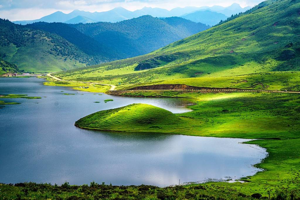 木里藏族自治县坐落于四川省西南边缘,位居凉山彝族自治州的西北,地理