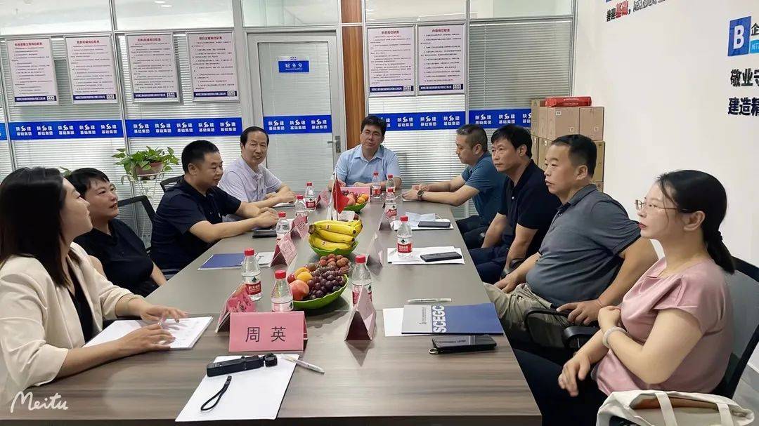 陕西省社会组织孵化基地主任王娜,陕西省帮帮乐扶贫协会会长卞爱,执行