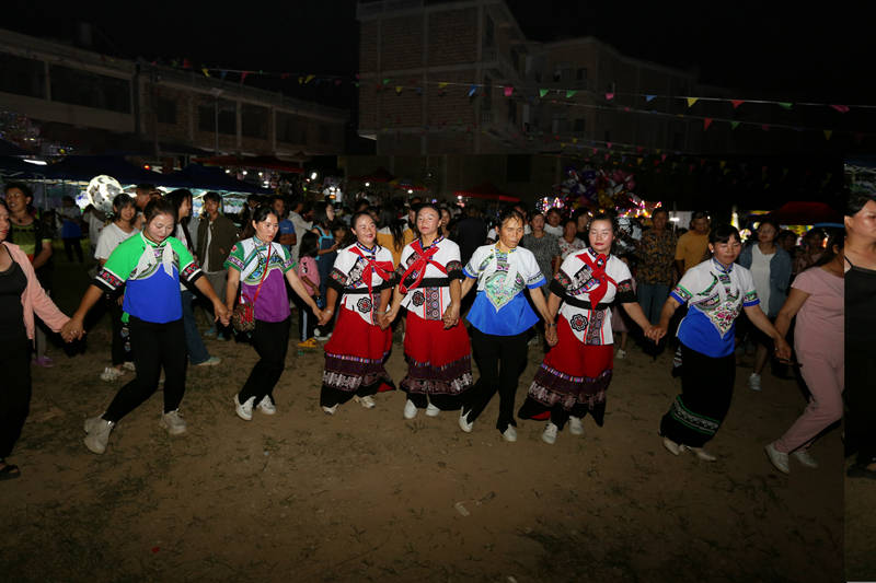 云南砚山维摩彝族乡普底村载歌载舞欢度火把节