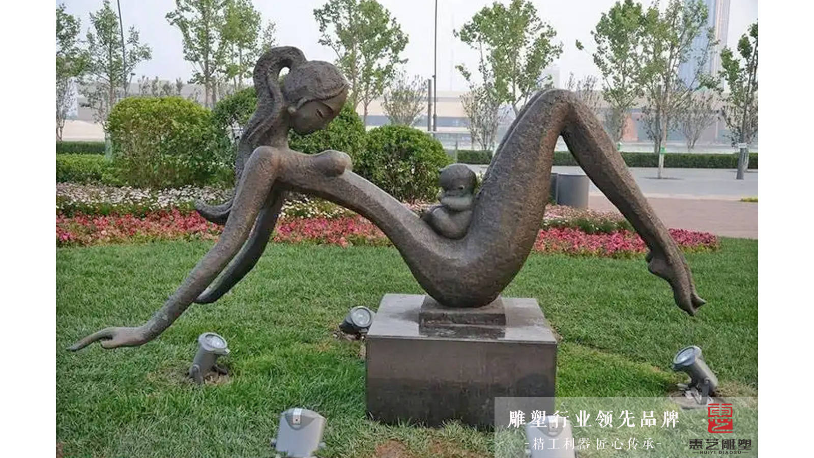 母爱是世间最伟大的力量——母爱亲情主题铸铜雕塑人物_母亲_孩子