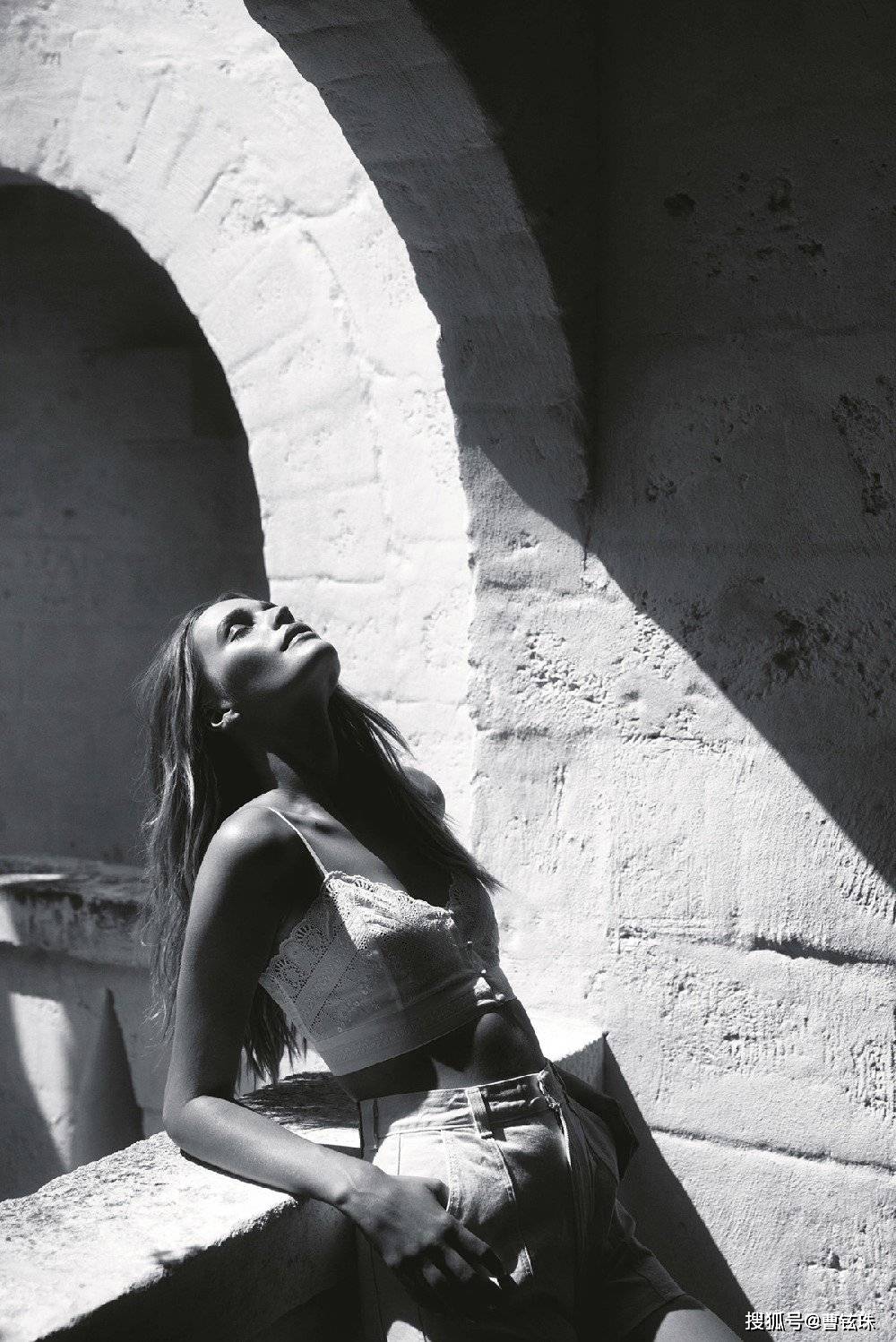 美国超模诺埃尔·贝瑞(noel berry)以健康阳光的泳装姿态登上7月