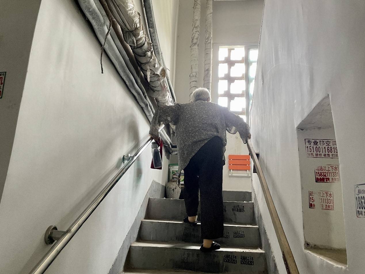 72岁奶奶独居危房被限期搬离 另有老人租房遭拒因房东怕死屋里