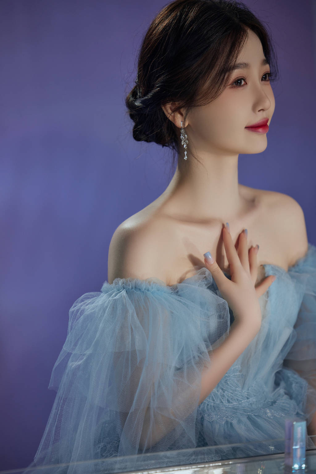 虞书欣浅蓝抹胸裙秀香肩配红唇迷人又可爱