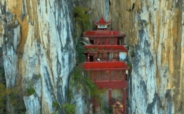 中国一座“奇特”寺庙：隐藏在悬崖的夹缝中，不仔细观察很难发现