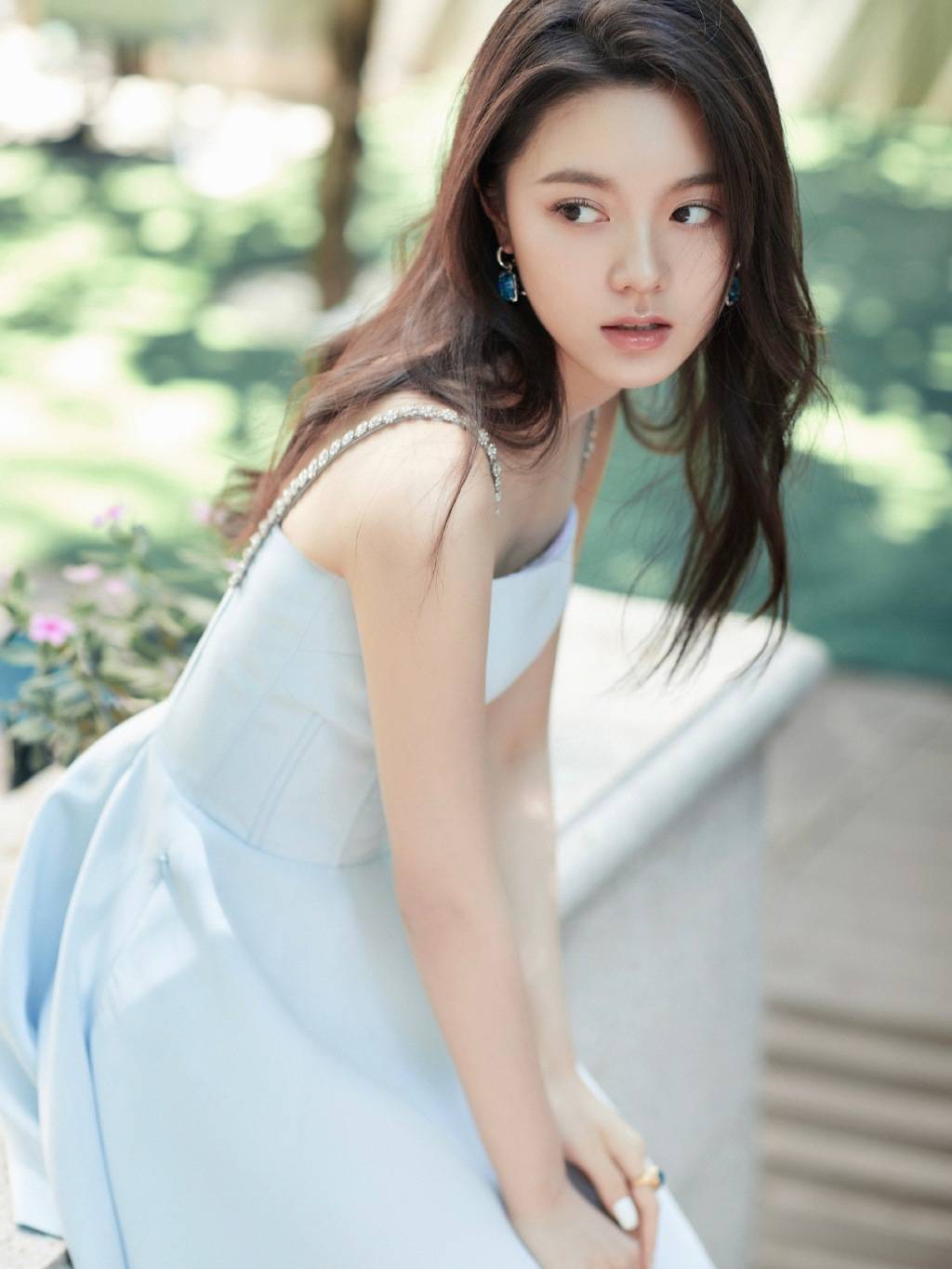 赵今麦晒夏日秘境写真 穿吊带裙清新有灵气-沐风文化