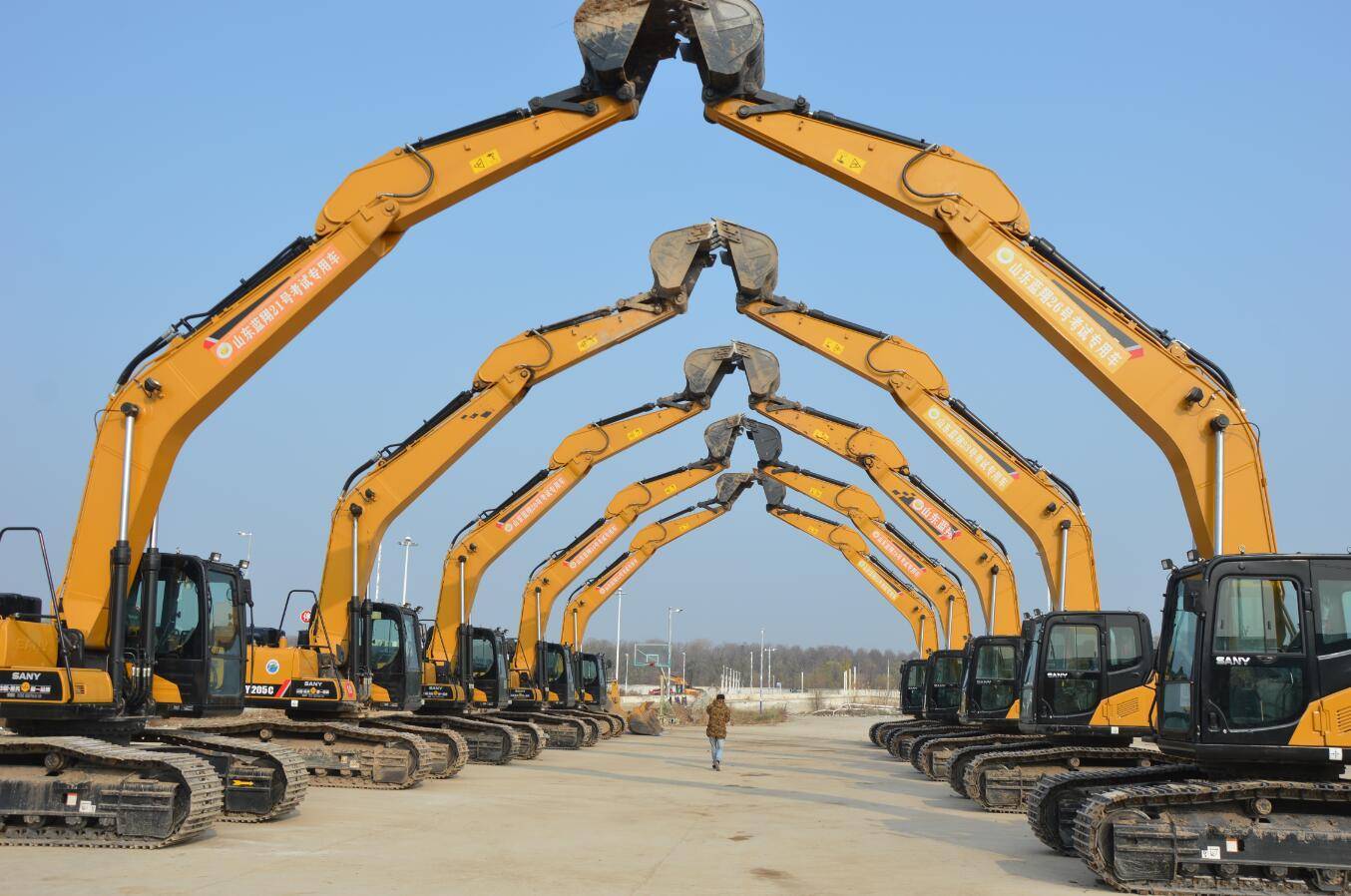 山东蓝翔技师学院学挖掘机有前途吗