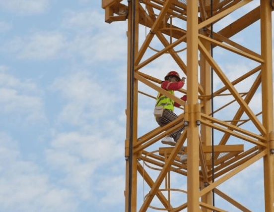 下雨天梯子太滑,塔吊司机爬塔吊又难又危险,若是没有防坠器.