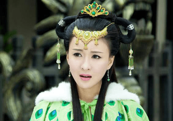 除了这个回家的诱惑之外,郑亦桐还饰演过活佛济公中的白灵的姑姑,以及