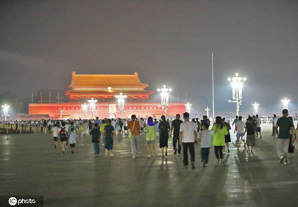 喜迎八一建军节 数万群众天安门广场观看升旗仪式-搜狐大视野-搜狐新闻