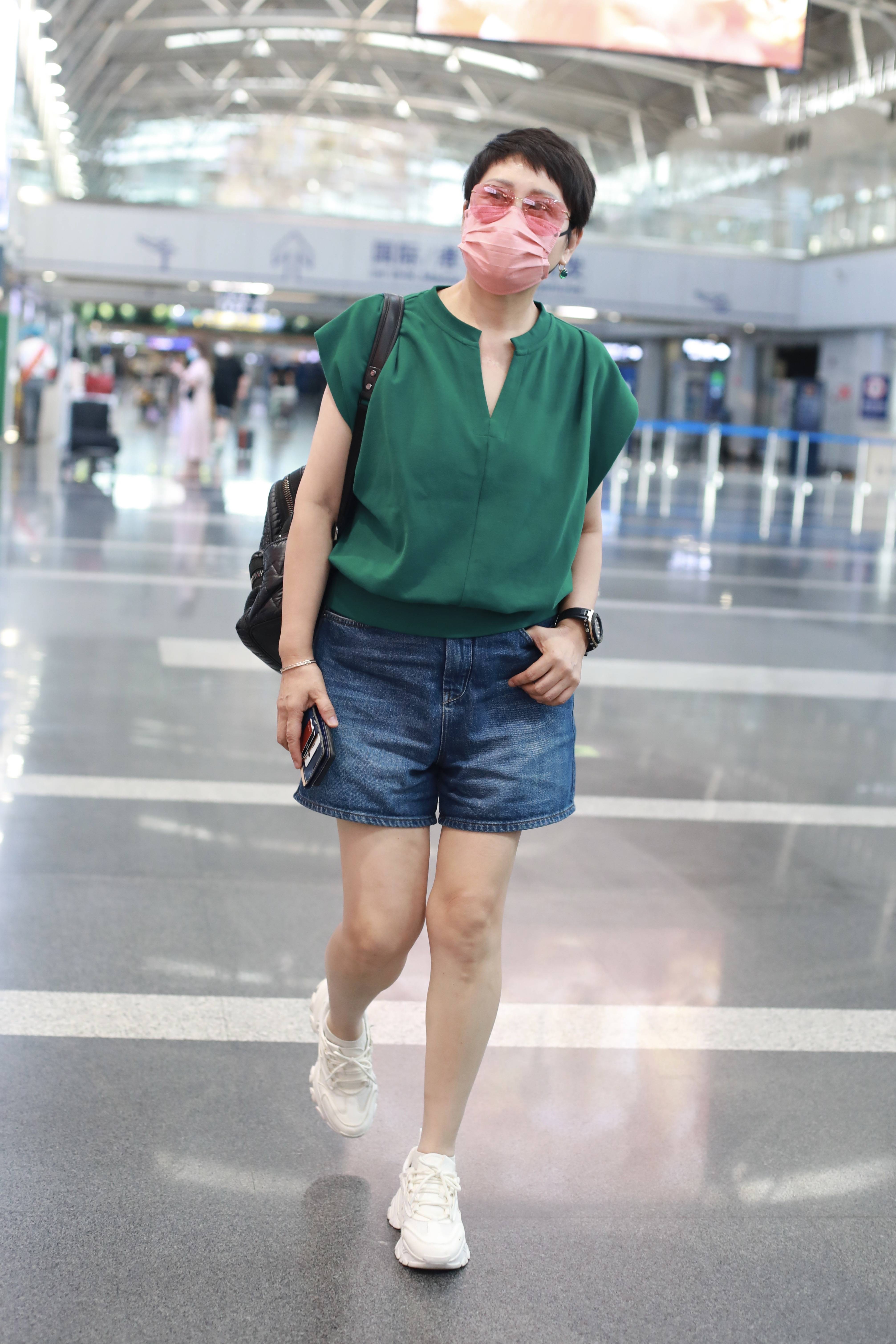 张凯丽穿牛仔短裤走机场 笑容大气红色墨镜显时髦-搜狐大视野-搜狐新闻