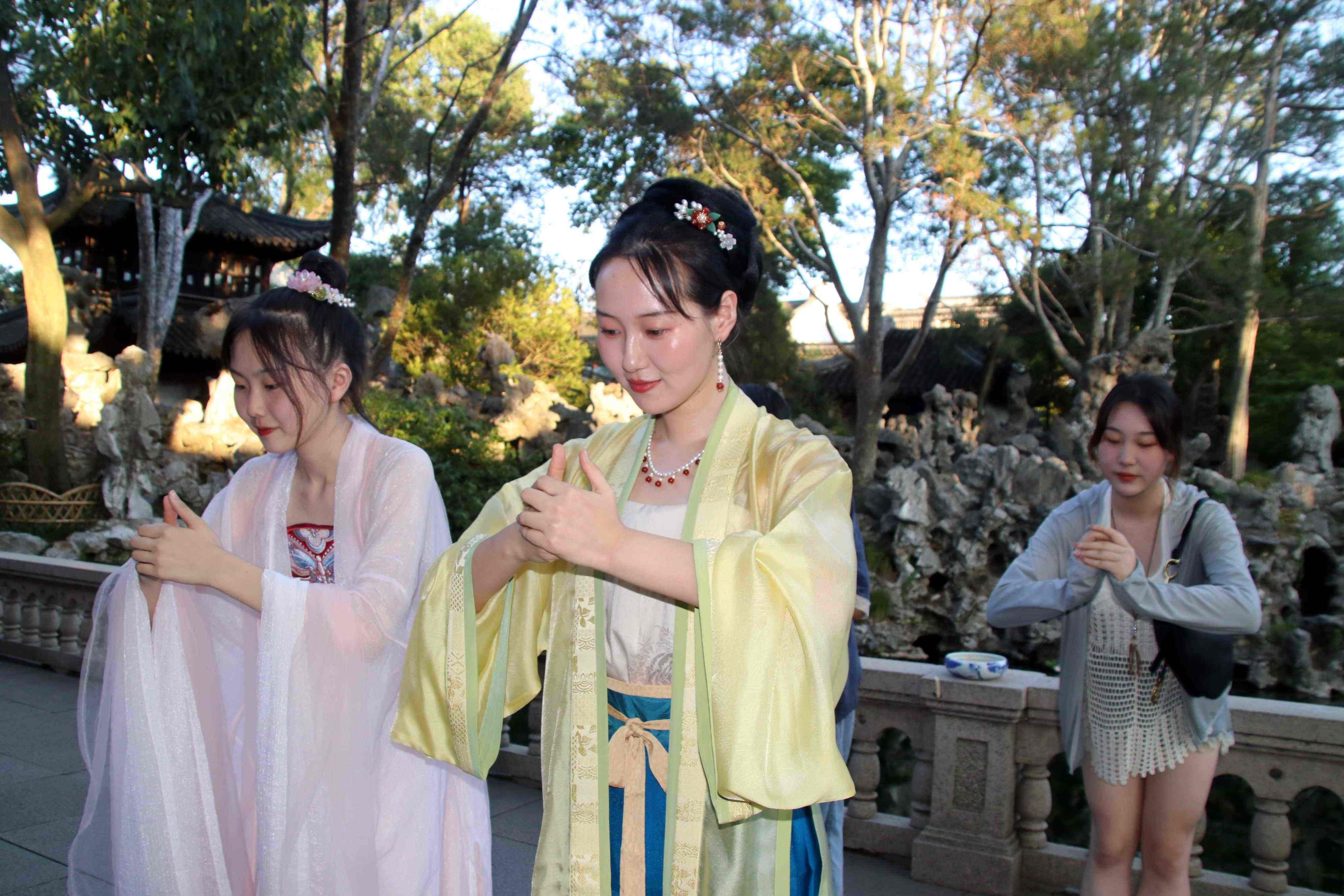 苏州狮子林古风游园会上共度七夕传统佳节