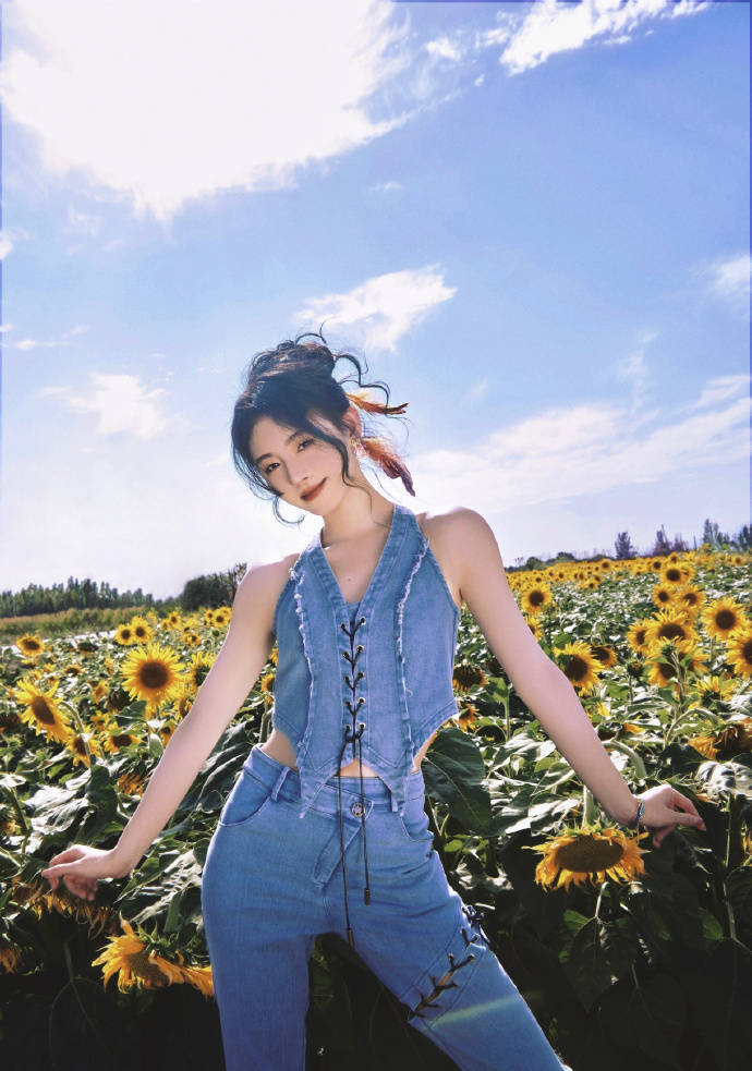 鞠婧祎穿牛仔套装化身向日葵女孩 露香肩美背