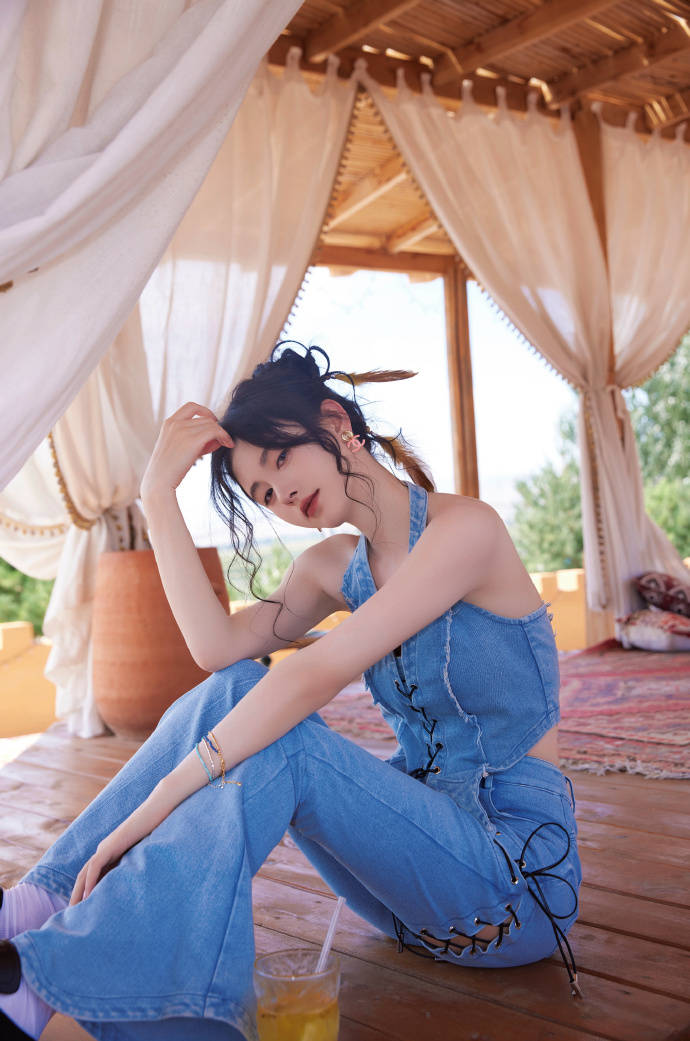 鞠婧祎穿牛仔套装化身向日葵女孩 露香肩美背