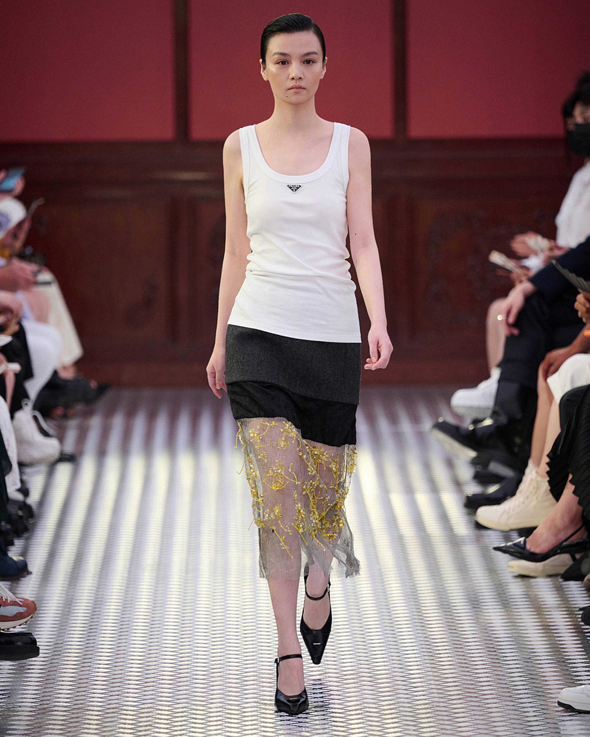 prada2022秋冬时装秀郡王府举办 李易峰春夏惠英红热依扎走秀气场强大