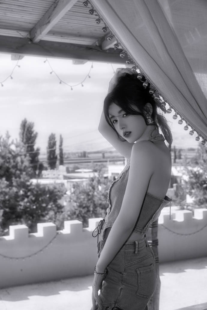 鞠婧祎穿牛仔套装化身向日葵女孩 露香肩美背