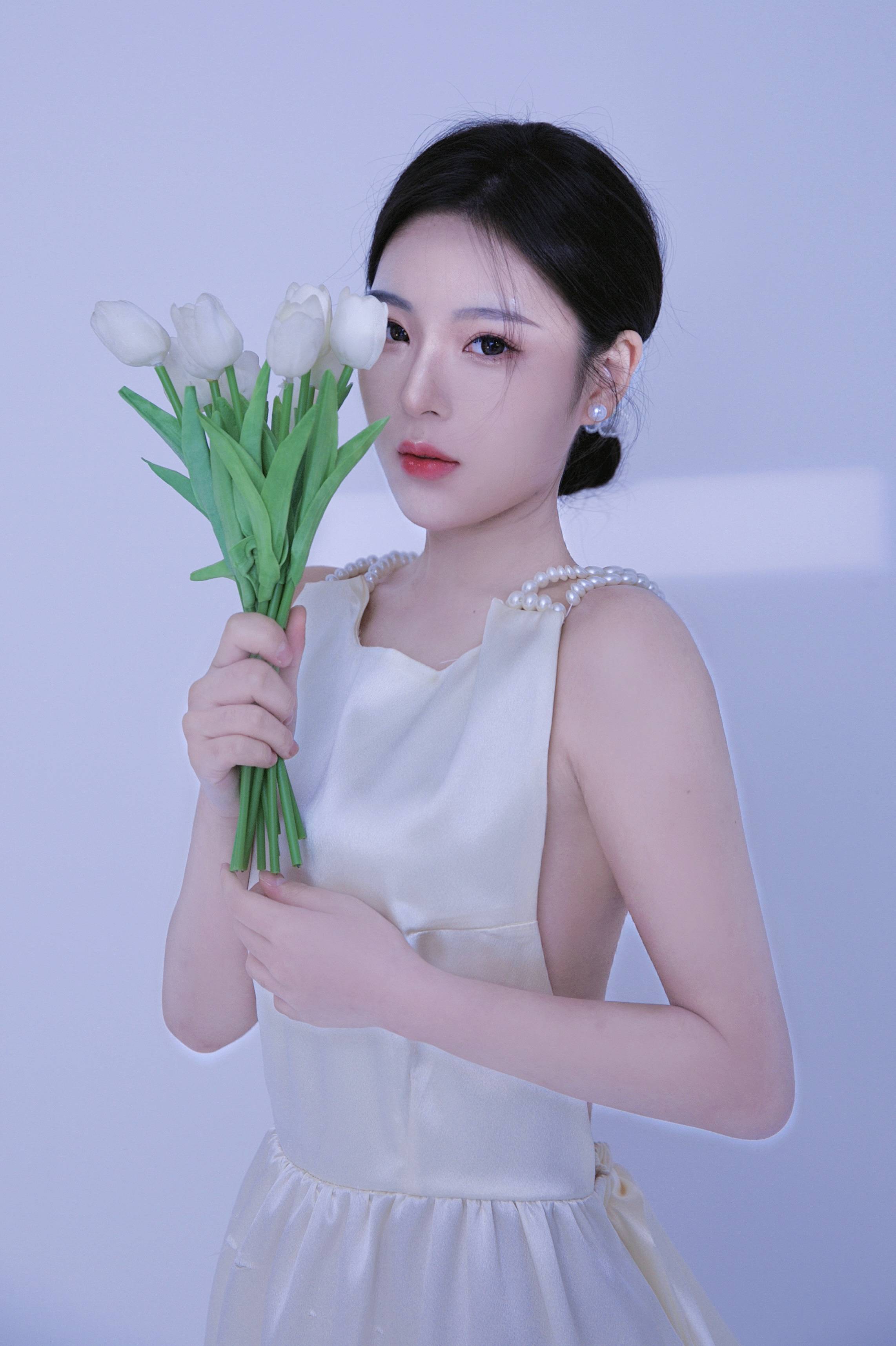 安苒最新清纯大片鲜花更显妩媚灵动