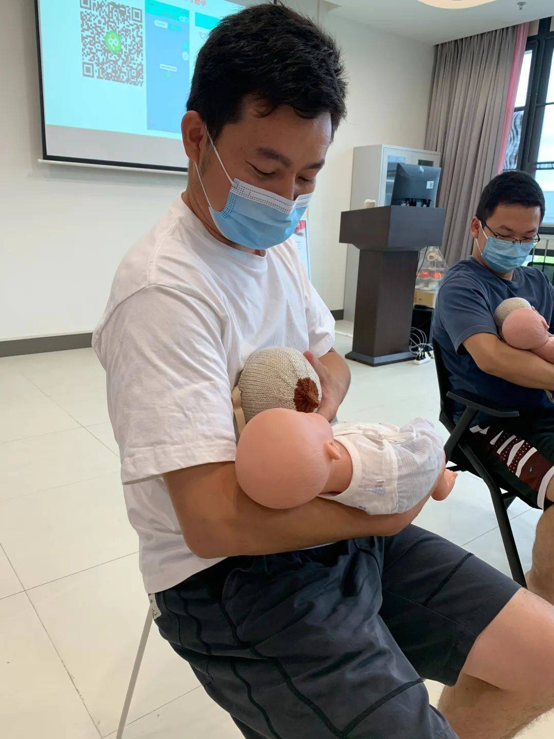 母乳喂养不仅需要宝妈的努力也离不开家庭和全社会的鼓励和帮助