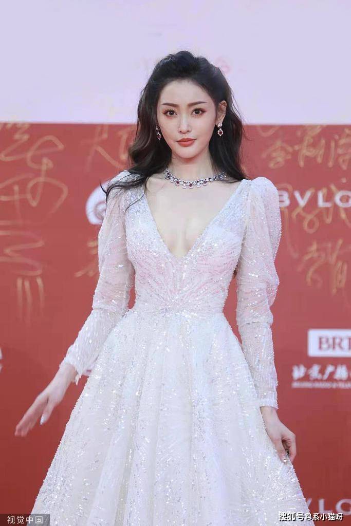 张天爱深V白裙性感妖娆,该露的就露,大胆自信-搜狐大视野-搜狐新闻