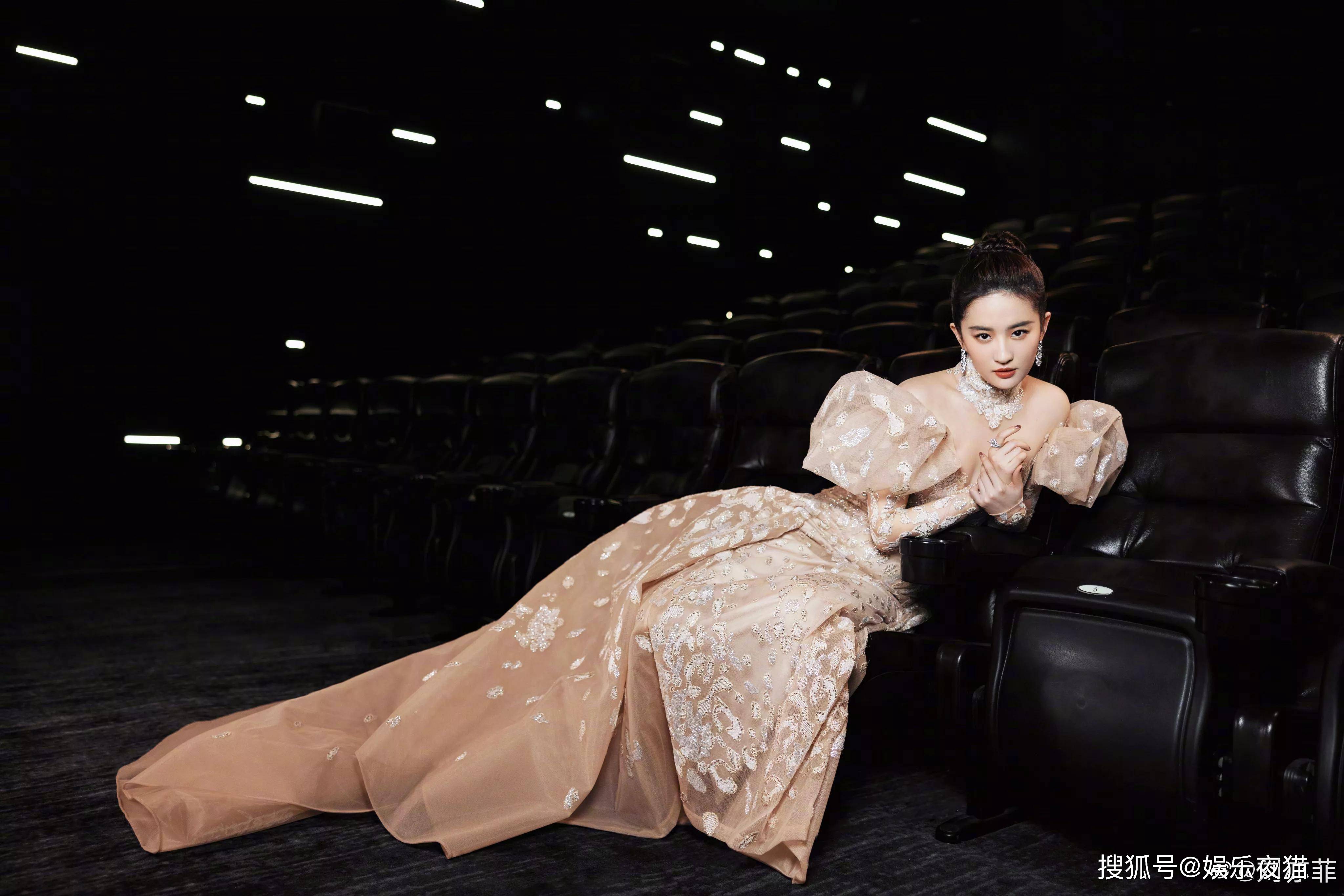 刘亦菲澳门国际电影节红毯造型，蓝色抹胸礼裙搭配温柔卷发