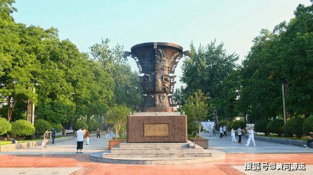 河南有个广场新添1个地标雕塑，共有4大地标汇集，都说看后长知识