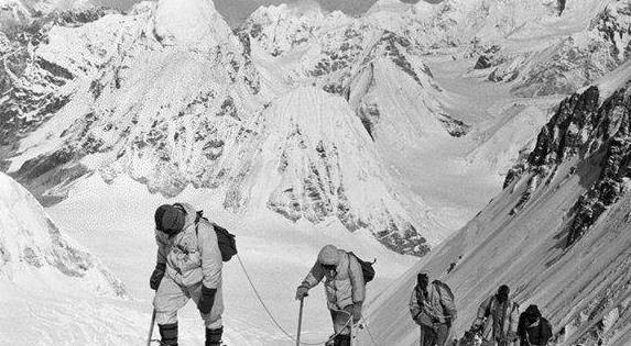 游客登山，发现冰层中有人，专家：可能是古希腊人的先祖