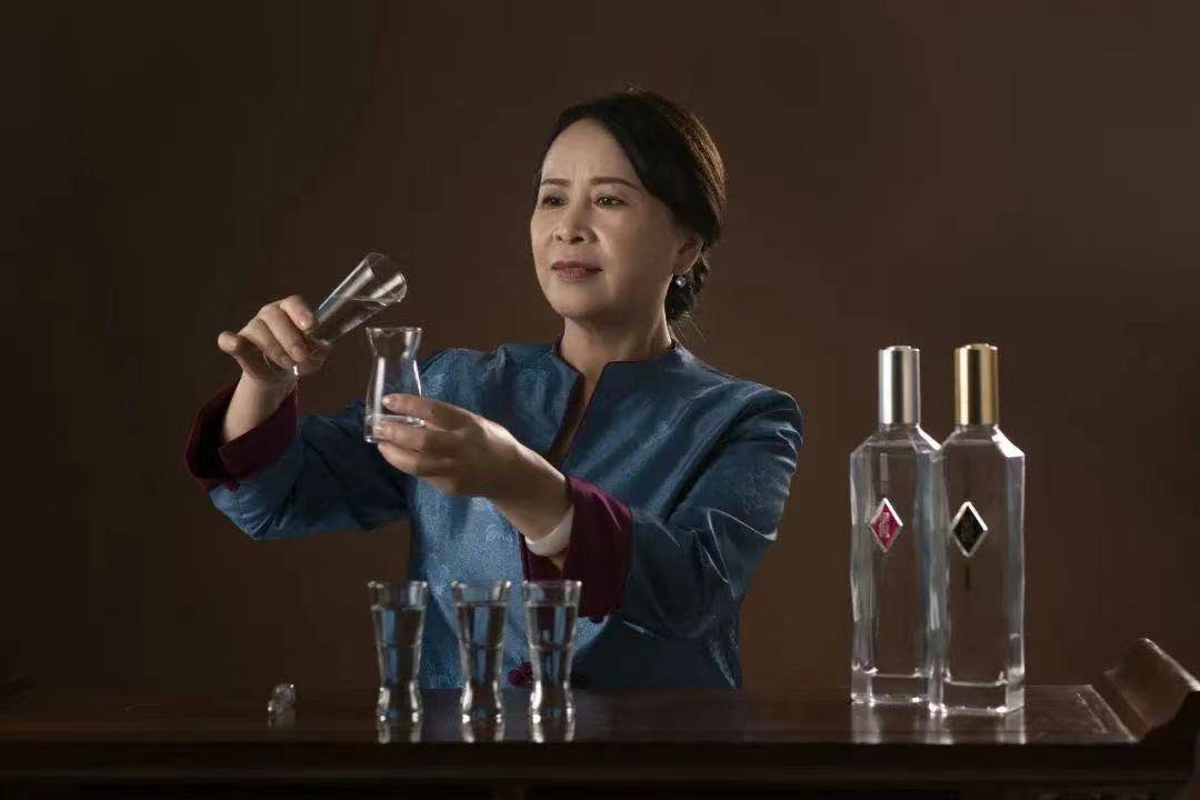 醉美大师|吴晓萍和她的传奇人生73重续吴家酒业_海清_酿酒_吴氏