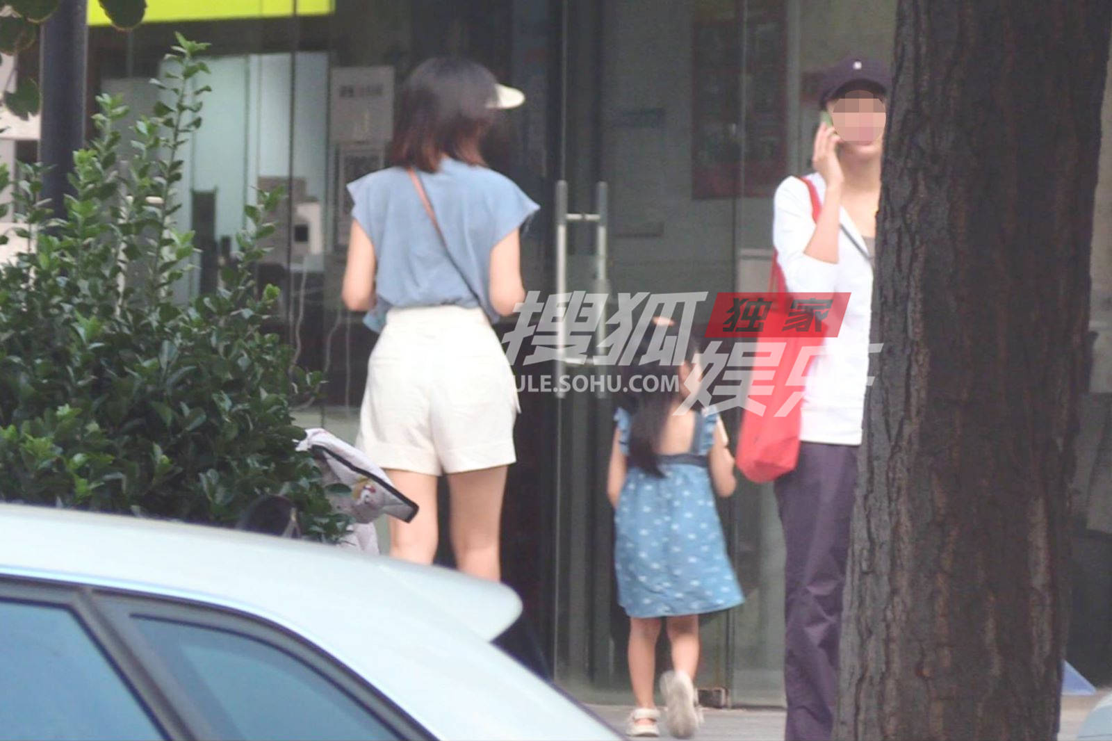 高圓圓帶女兒出門 Rhea抱媽媽大腿去買冰淇淋 11 507a051b149b45e7a6d3de51f7cd0415