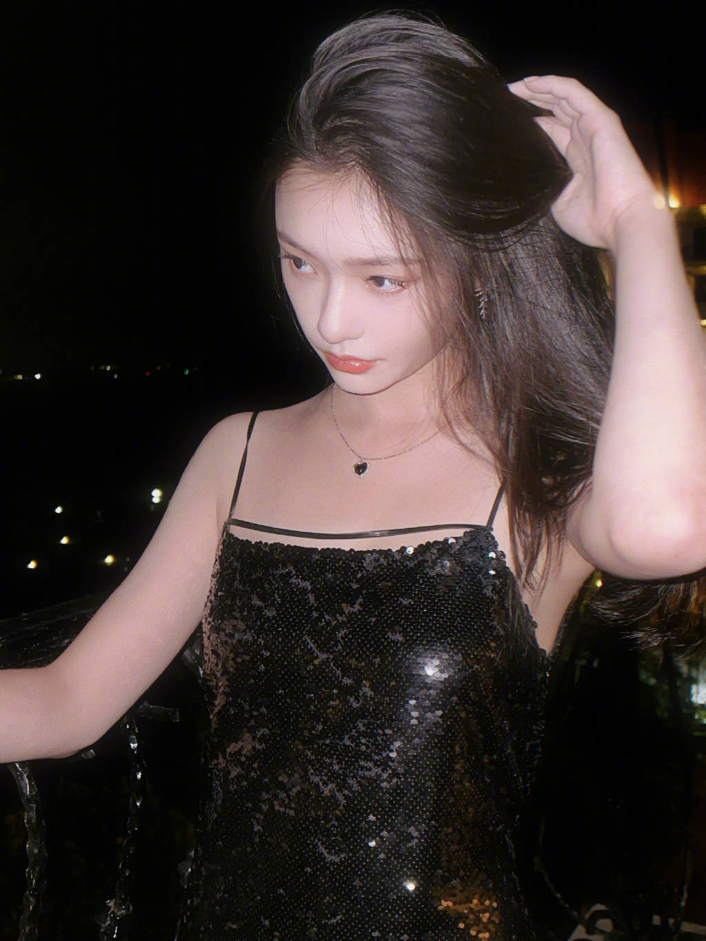 林允港风他拍显雪白肌肤 轻撩秀发美貌动人-搜狐大视野-搜狐新闻