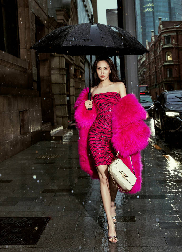 王霏霏雨中街头复古摩登粉系皮草亮片裙闪耀全场