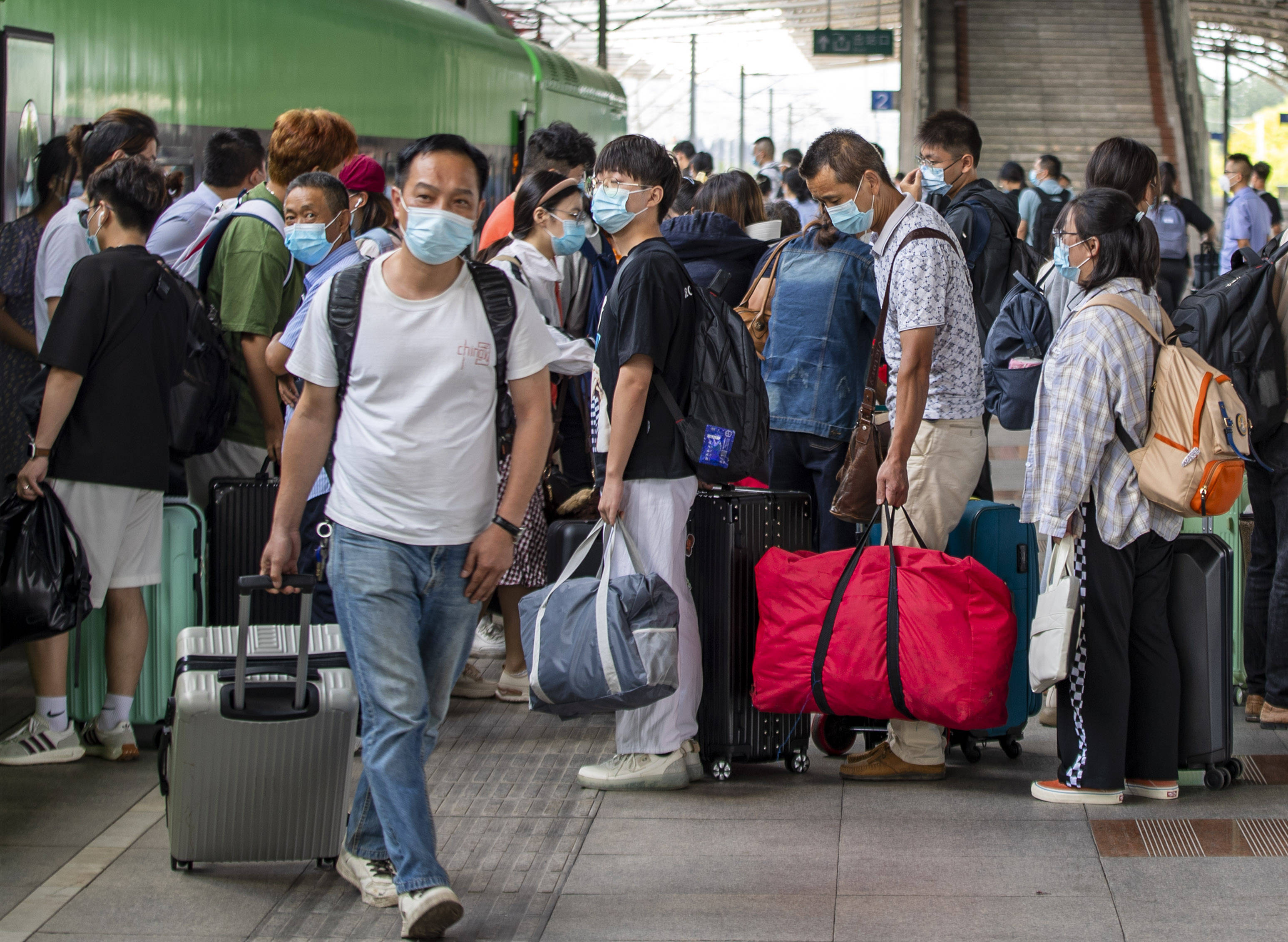 江苏泰州：铁路迎来中秋假期返程客流高峰 搜狐大视野 搜狐新闻 3199