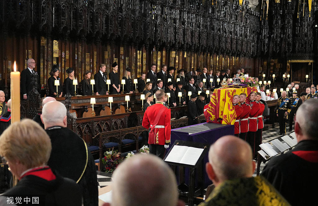 直击英国女王下葬仪式在温莎圣乔治教堂举行