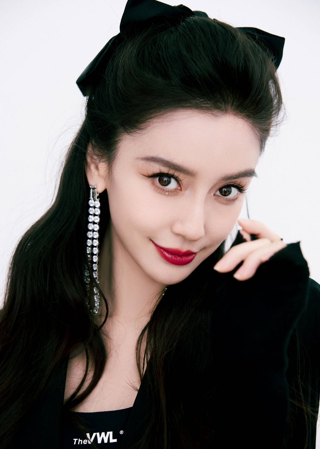 杨颖穿黑裙变身猫系美少女 腰部镂空露出白皙肌肤-搜狐大视野-搜狐新闻