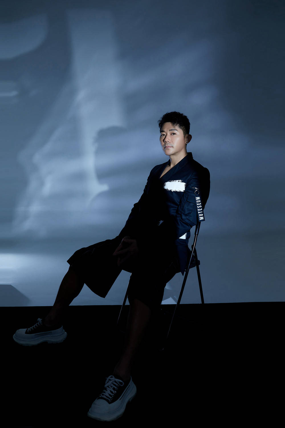 安琥深蓝幽静写真曝光 质感神秘悠然自得-搜狐大视野-搜狐新闻