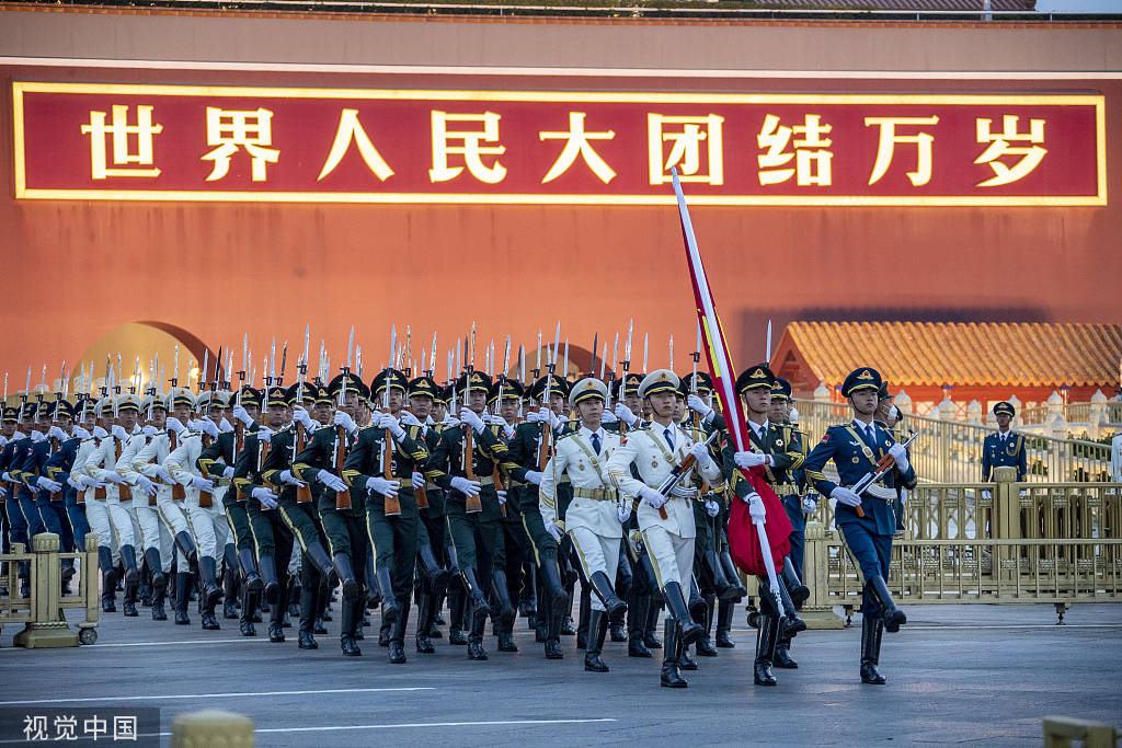 新中国73周年华诞 天安门广场群众彻夜守候观升旗-搜狐大视野-搜狐新闻