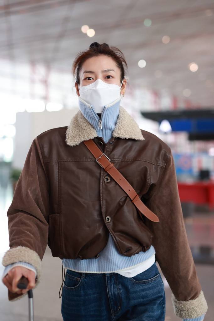 刘雯现身北京机场身着咖色皮夹克酷帅时尚