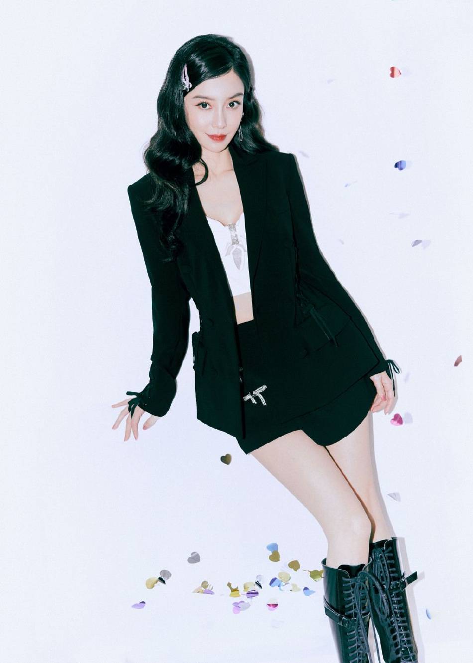 杨颖穿西装长靴大秀纤细美腿戴小发卡又甜又酷