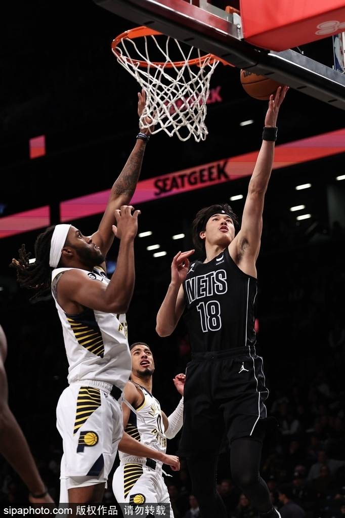 篮网球星欧文赛场风采引燃球迷热情