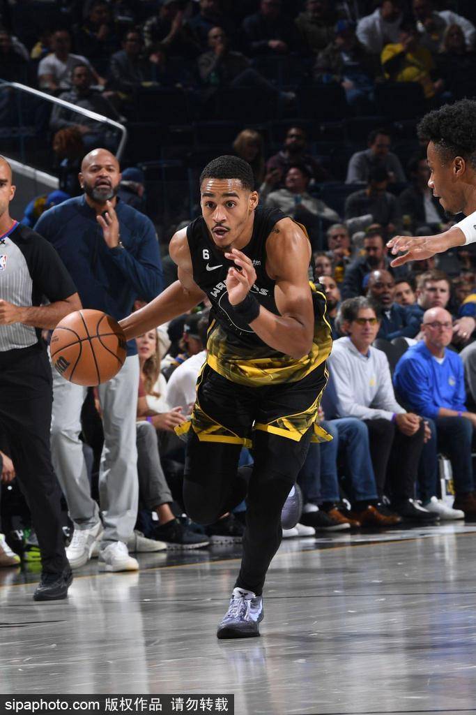 库里引领勇士新纪元超神发挥创多项纪录成球队灵魂人物