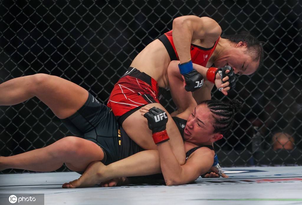 UFC281女子草量级：张伟丽夺UFC金腰带-搜狐大视野-搜狐新闻