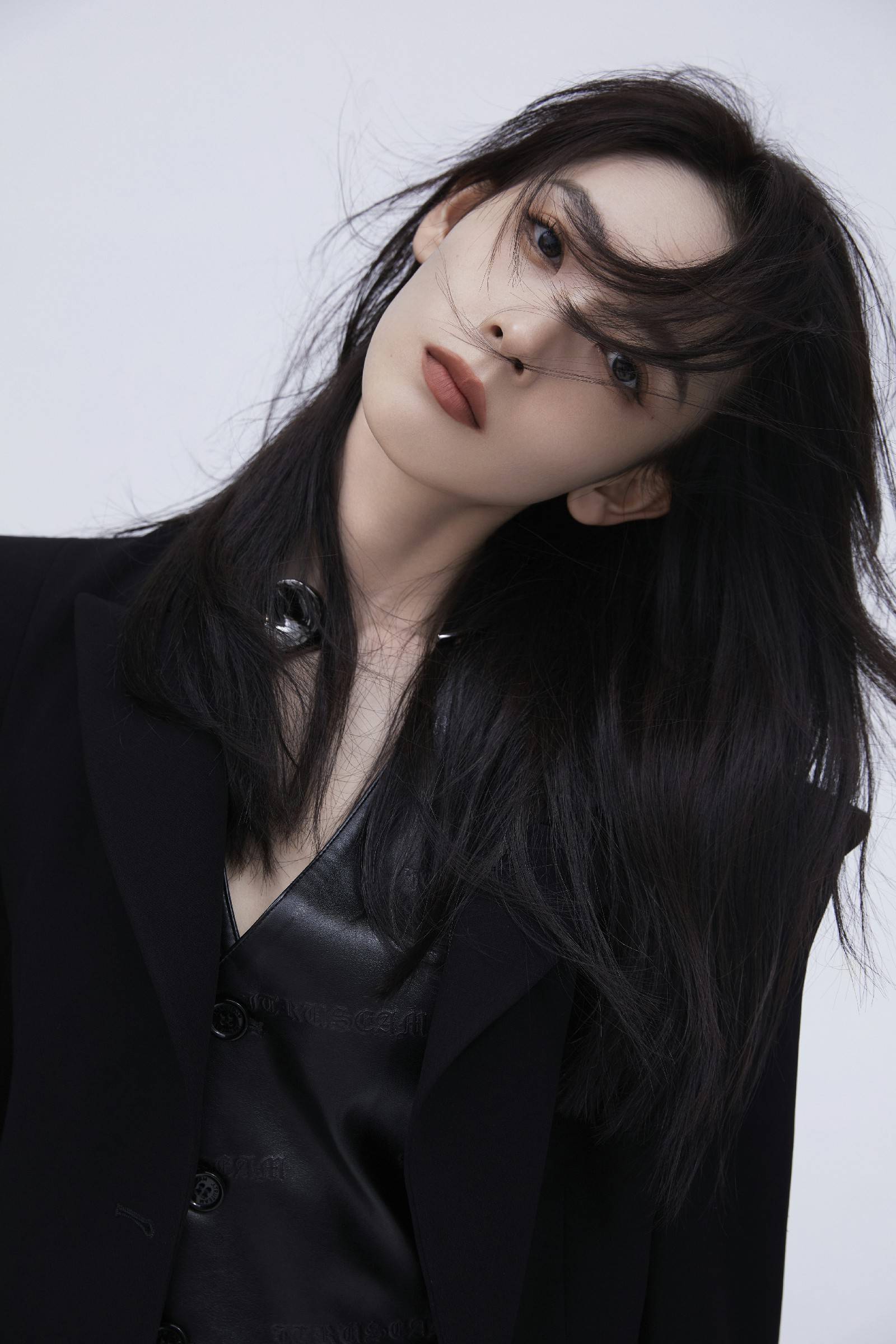 中视同成发布"辰起瑶光,共赴星程"官宣海报,宣布演员陈瑶正式加入公司