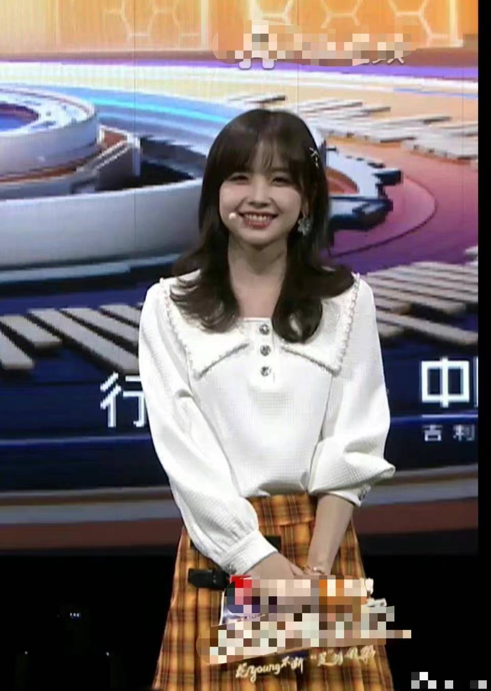 王冰冰直播开场主持状态在线 露甜美笑容可爱迷人-搜狐大视野-搜狐新闻